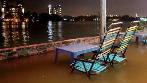 Đây từng là nơi ngồi uống cà phê ngắm sông Sài Gòn. Do thủy triều dâng cao, khoảng cách chỉ bằng chiều cao một viên gạch